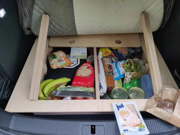 Geöffnetes Staufach der Rost Box, gefüllt mit dem kompletten Wocheneinkauf