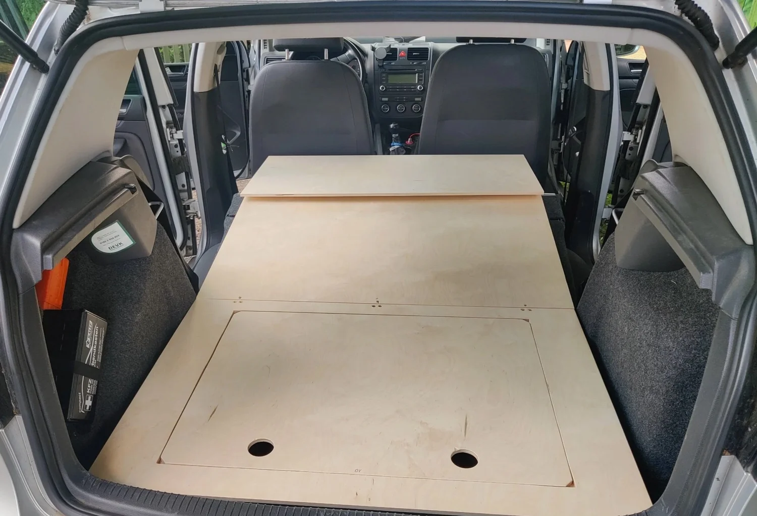 VW Golf mit Rost Box zum Campen ausgebaut
